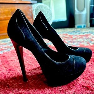 NWOT Carvela ~ Kurt Geiger black suede with piping details 39